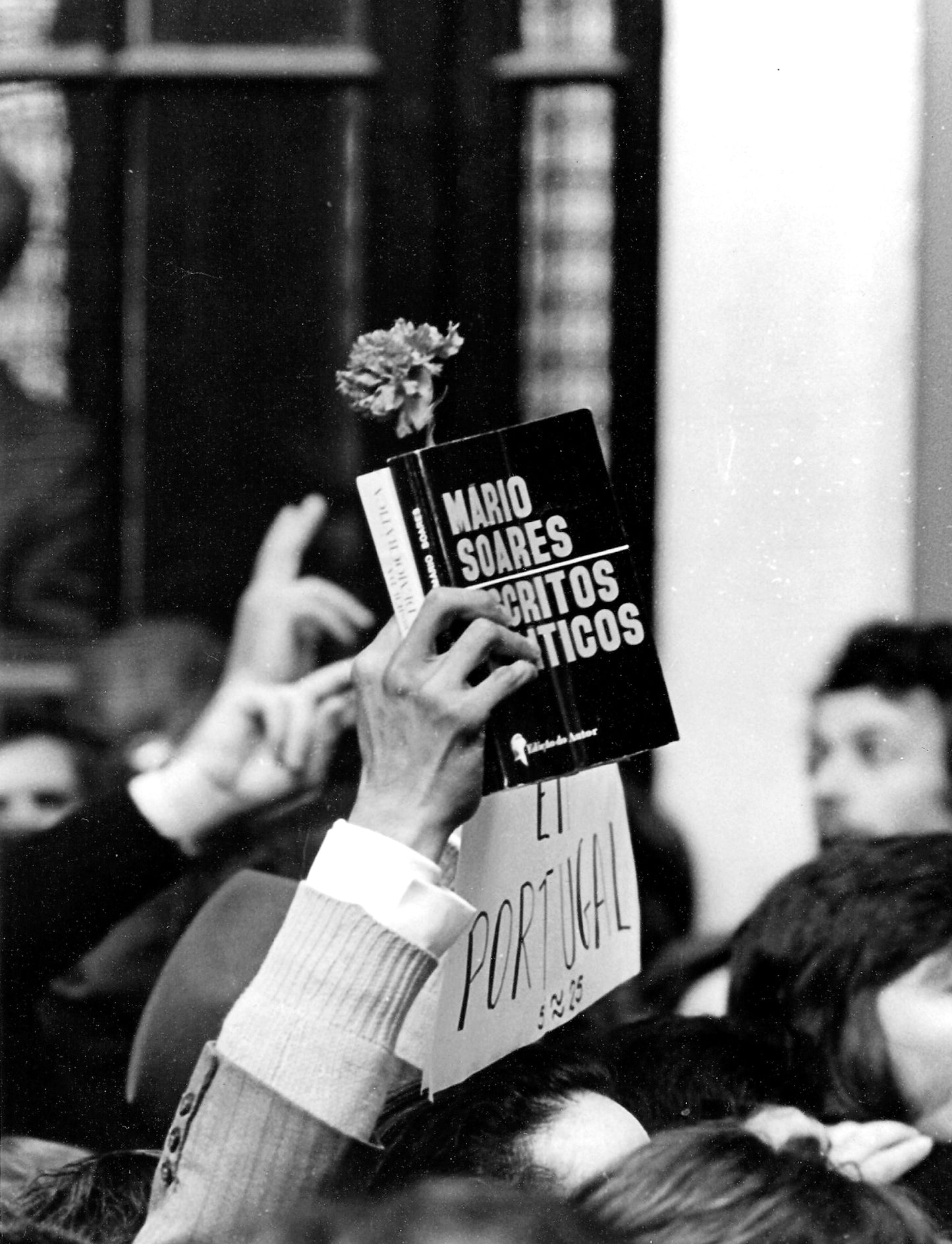 REVOLUCIÓN DE LOS CLAVELES