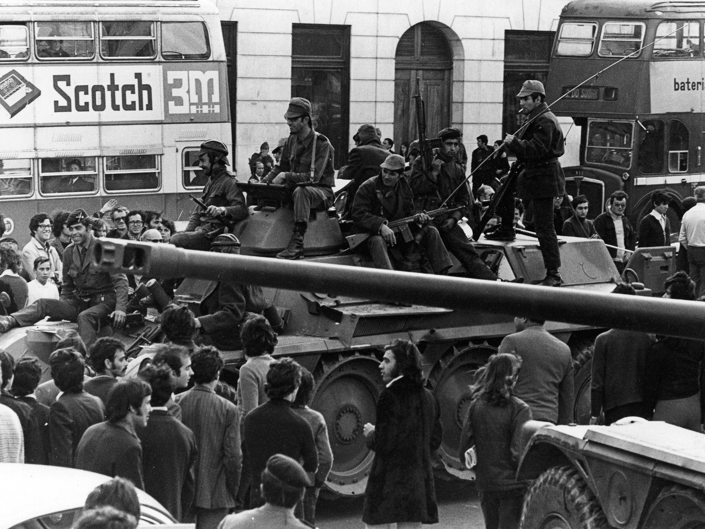 REVOLUCIÓN DE LOS CLAVELES